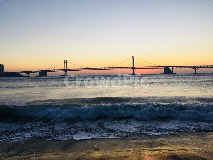 광안리,광안대교,해수욕장,해뜨기전,해뜨는중,파도,파란바다,멋있는일출,일출,1월1일,새해