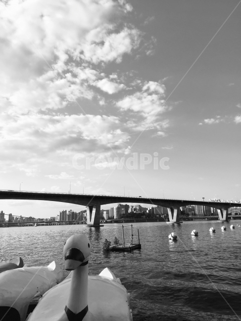 흑백,오리배,한강,여의도,다리,구름,도시,풍경,city,landscape,한국도시풍경,한국도시경관,korea cityscape,흑백,모노톤,monochrome,black and white,교통,교통수단,traffic,transportation,water,물,waterfront,워터 프론트,port,포트,dock,독,pier,교각