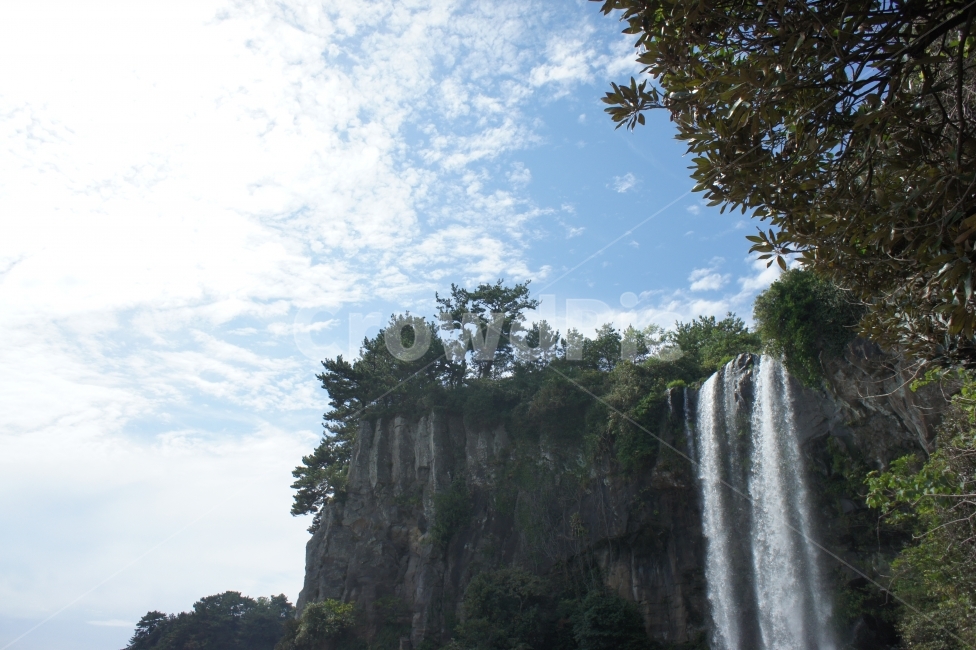 풍경,landscape,폭포,waterfall,제주도,정방폭포,cascade,자연,nature,하늘,sky,감성,구름,croud,생동감,fresh,나무,wood,문화유산,heritage,여행,travel,자연,풍경,nature,landscape,한국자연풍경,한국자연경관,korea nature landscape,제주도,jeju,jeju island,water,물,outdoors,옥외,river,강