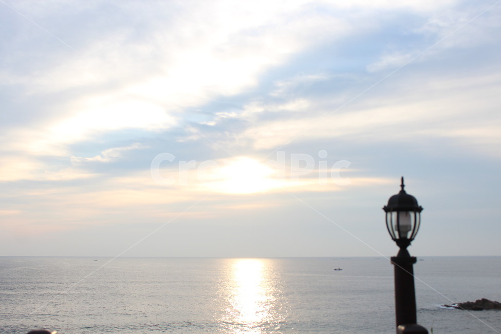 바다,하늘,아침,전등,불빛,경치,sea,sky,lamp,자연,풍경,nature,landscape