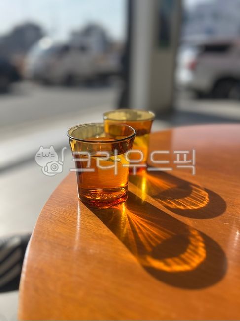 물컵,유리반사,물,유리굴절,빛투과,카페