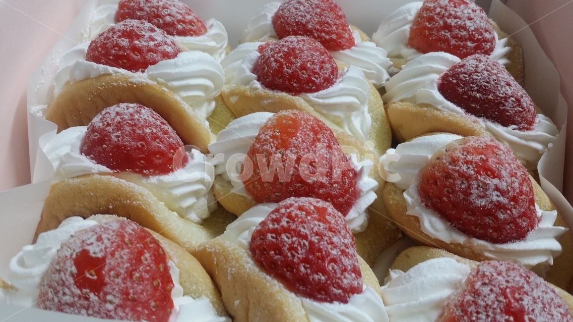 딸기오믈렛,과일디저트,생크림,빵,strawberry,omlet,fruit,dessert,cream,bread,핑거푸드,음식,fingerfood,달콤한,sweet