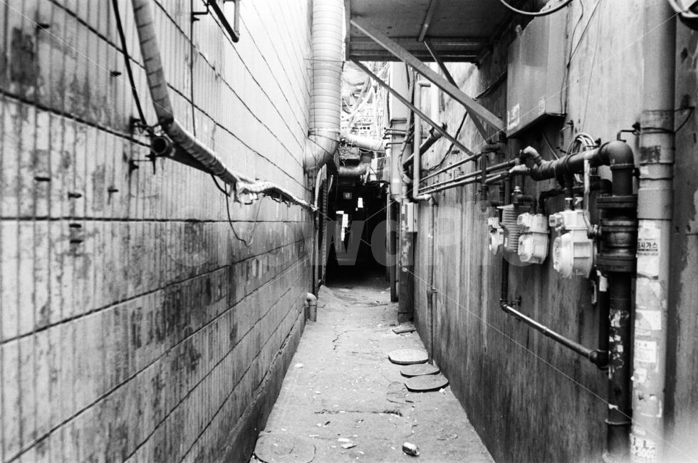 골목길,골목,흑백사진,필름,흑백필름,도시,풍경,city,landscape,한국도시풍경,한국도시경관,korea cityscape,골목길,alley,흑백,모노톤,monochrome,black and white,building,건물,corridor,복도