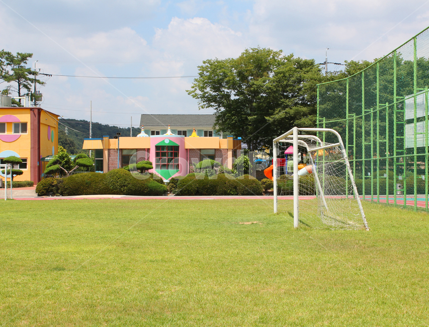asia,blue,building,education,elementaryschool,empty,field,football,goal,grass,green,ground,hwasungun,jeollanamdo,korea,nature,nobody,outside,park,playground,publicschool,publicschoolbuilding,school,sky,soccer,sport,tree,아시아,한국,화순군,전라남도,학교,초등학교,건물,건축,건축물,골대,축구장,축구골대,골,잔디,잔디밭,잔디구장,하늘,나무,조경,공원,정원,야외,텅빈,빈,비어있는,교육,교육기관,초등,스포츠,레저,운동,sports,leisure,exercise