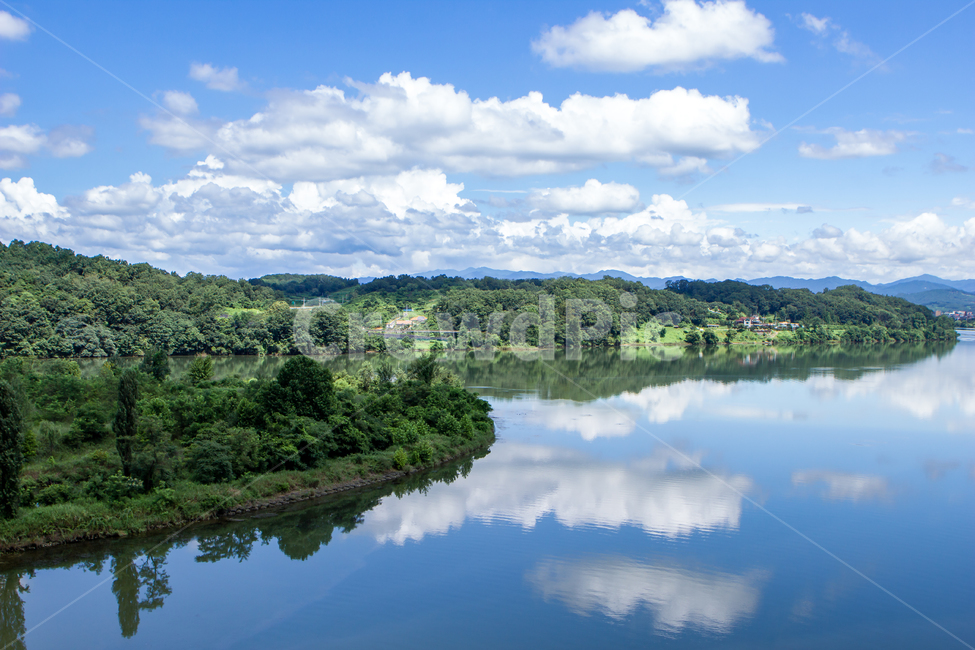 nature,outdoors,옥외,weather,날씨,water,물,cumulus,적운,sky,cloud,배경,풍경,하늘,푸른하늘,구름,구름반영,하늘반영,호수,강,나무,숲,육지,녹음,여름,자연,경치,한여름,산,강변,강가,호수가,호숫가,자연,풍경,nature,landscape
