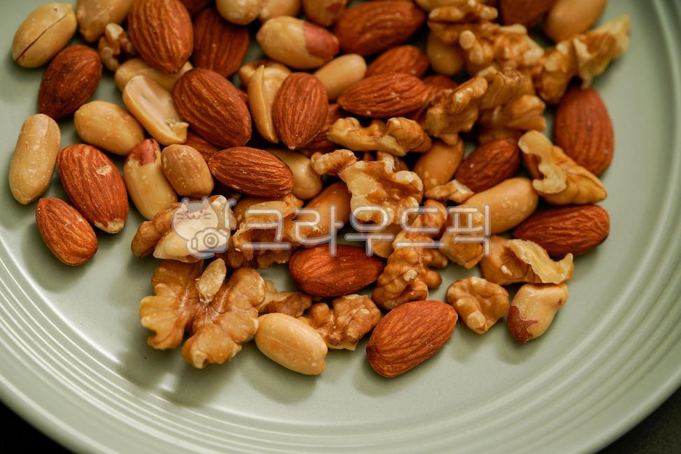 seed,snack,almond,plate,nut,food,Beef bowl,walnut,nuts,healthy food,peanut