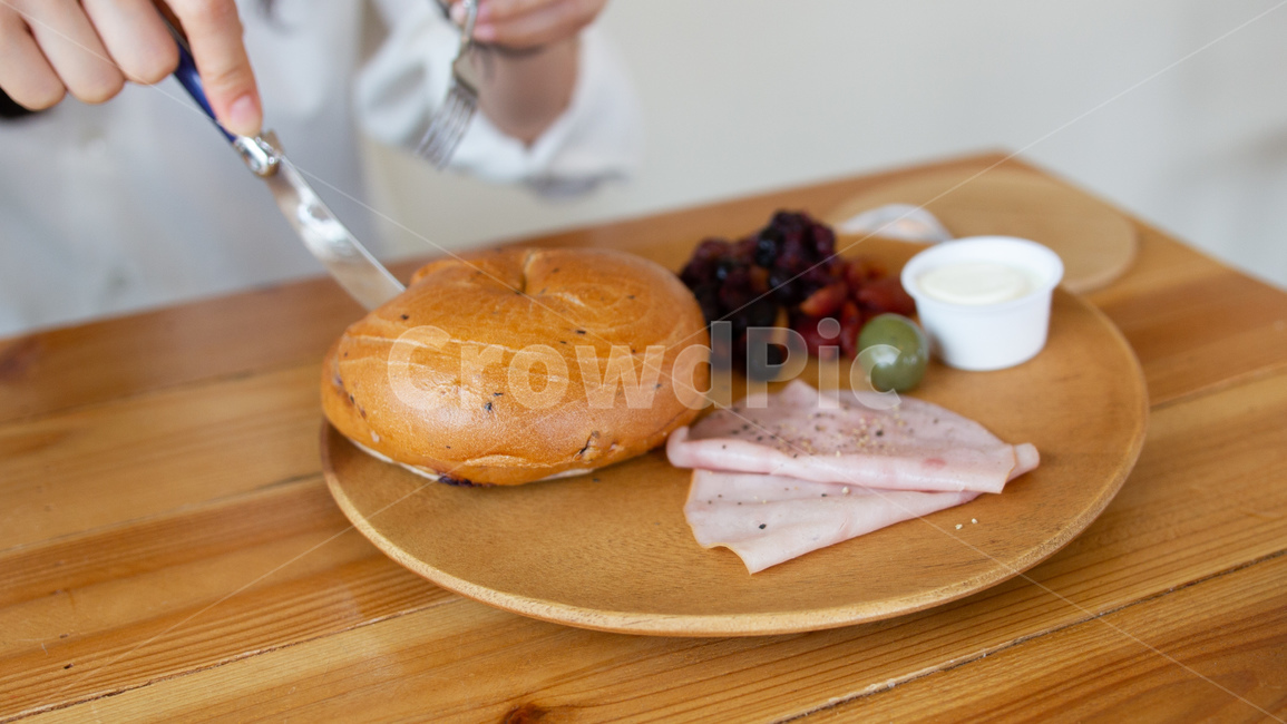 베이글,햄,치즈,올리브,후식,음식,요리,빵,디저트,간식,카페,카페요리,카페빵,카페후식,카페간식,cafe,bread,snack,dessert,cake,food,cook,meal,식재료,음식,식재료,요리,food,cook,meal,dishes,food reserves,디저트,간식,후식,dessert,snack