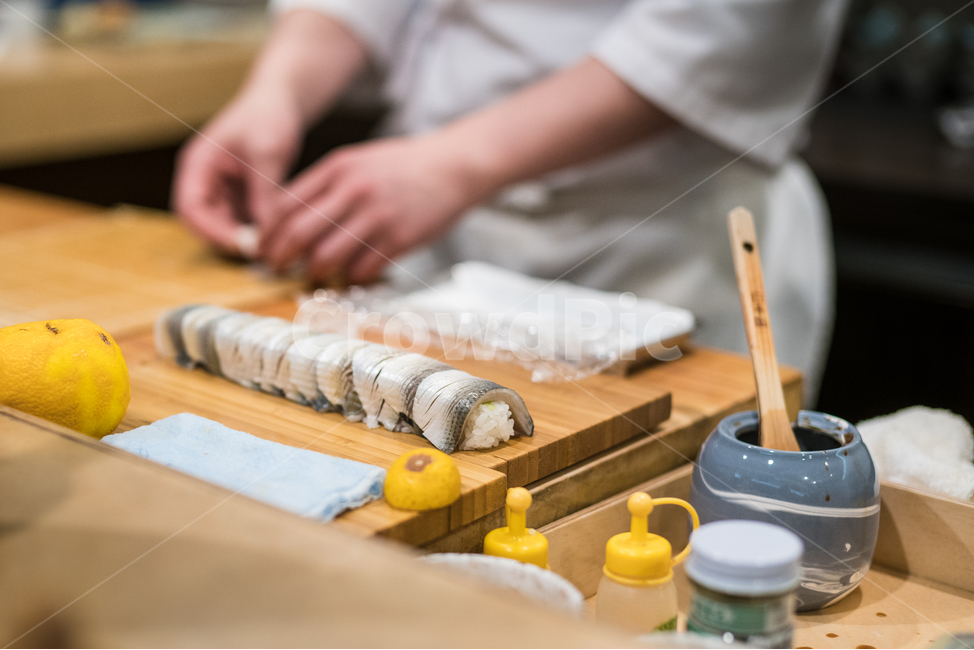 스시,초밥,일식,신선,회,해산물,일본음식,요식업,요리사,주방,날것,sushi,일식당,어류,사람,인물,인간,human,person,신체일부,몸,body,음식,식재료,요리,food,cook,meal,dishes,food reserves,일식,일본음식,일본요리,Japanese food,Japanese dishes,Japanese meal,Japanese cook