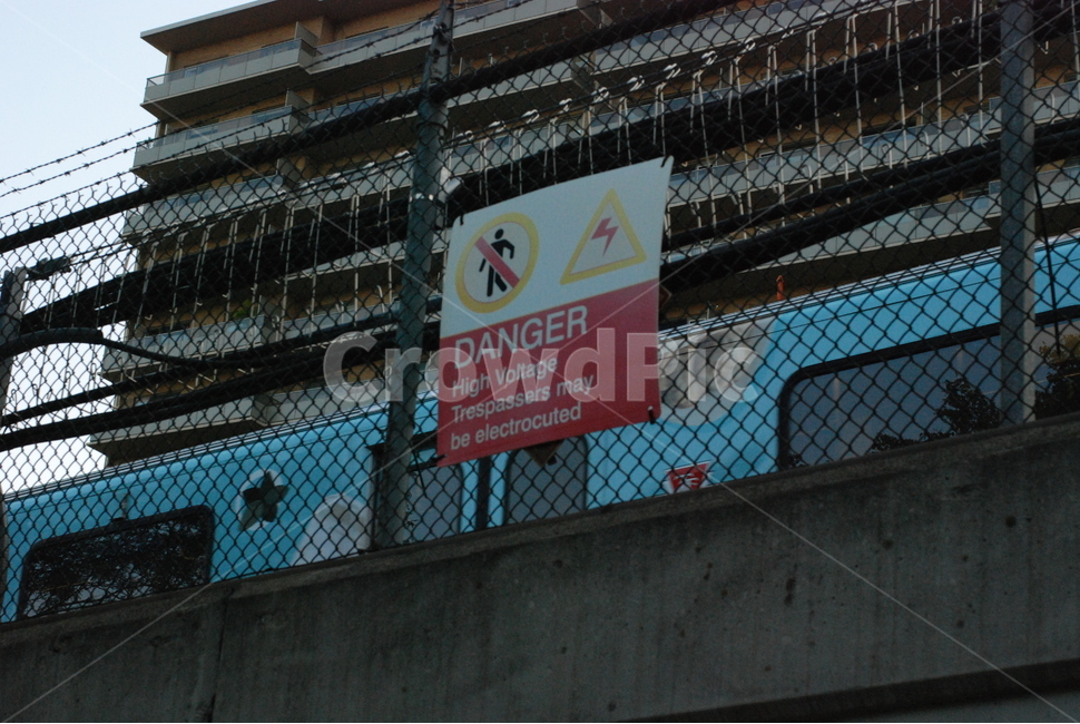 경고문,고압전류,위험,철조망,dangersign,외국경고문
