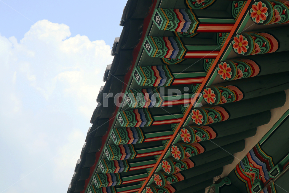 창덕궁,건축물,국가관광명소,관광,국왕,궁전,기와,나무,녹색,다중색상,대한민국,동아시아문화,목재,문화,빨강,서울,왕족,유명한,지붕,타일,한국,한국문화,화려한,과거,역사,하늘,구름,하늘색,건축,고풍스런,한국전통