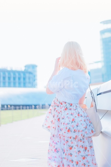 여자,뒷모습,서울,도시,빛나는,샤이한,아련한,원피스,금발,햇살,흰브라우스,꽃무늬,치마,사람,인물,인간,human,person,여성,여자,woman,female,lady,휴식,힐링,rest,relaxation,healing