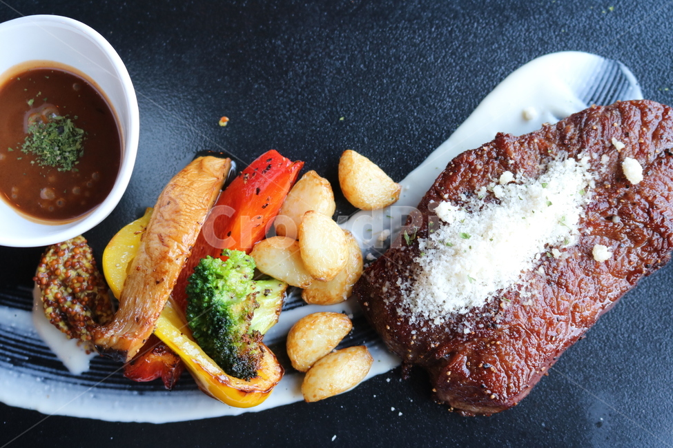 스테이크,양식,비프스테이크,소고기,가니쉬,스테이크가니쉬,야채,음식,식재료,요리,food,cook,meal,dishes,food reserves,육류,고기,meat,양식,서양음식,서양요리,western food,western dishes,western meal,western cook