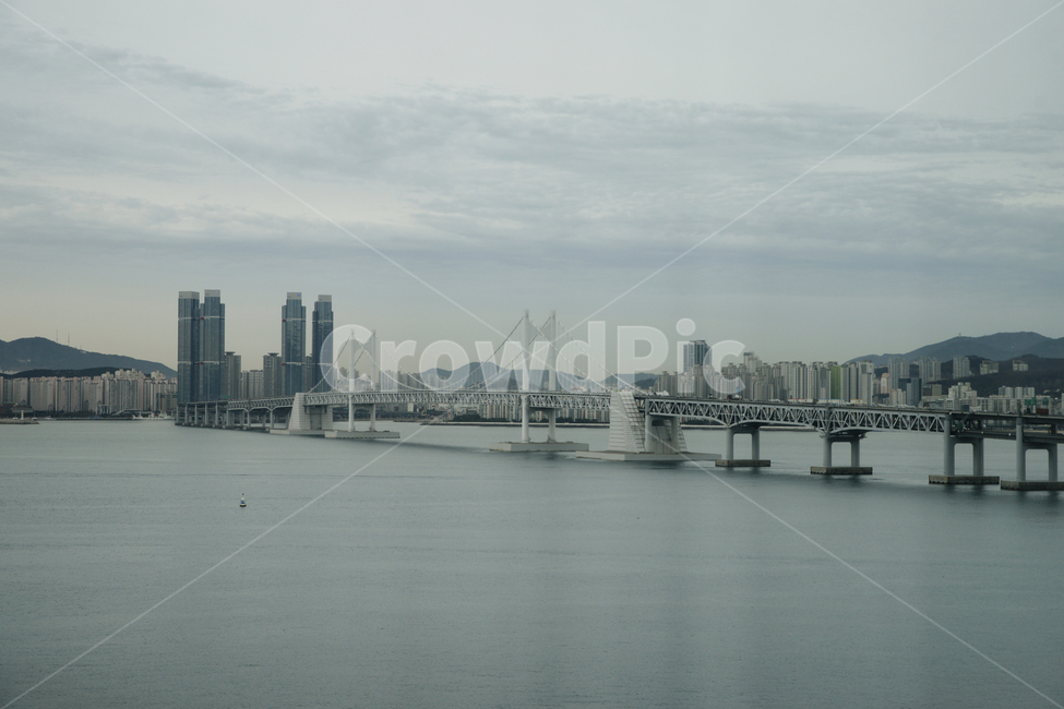 metropolis,중심지,building,건물,town,도시,urban,어반,city,시티,부산,광안대교,다리,대교,바다,남해,하늘,흐린날,아침,일출