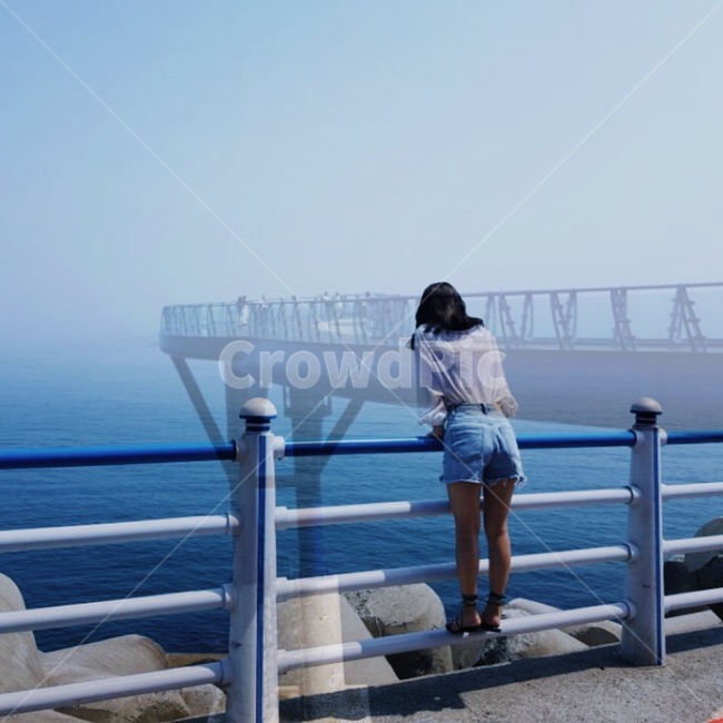 바다,인물,파랑,하늘,푸른색,지평선,사람,여자,옆모습,바람,힐링,휴식,여행,부산,전망대,여름,행복,시원,뒷모습