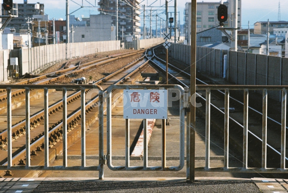 역,기차역,위험,안내판,일본,시코쿠,일본여행,필름,필름사진,도시,풍경,city,landscape,해외,외국,세계,foreign,oversea,world,세계도시풍경,해외도시풍경,외국도시풍경,world cityscape,교통,교통수단,traffic,transportation,handrail,난간,banister
