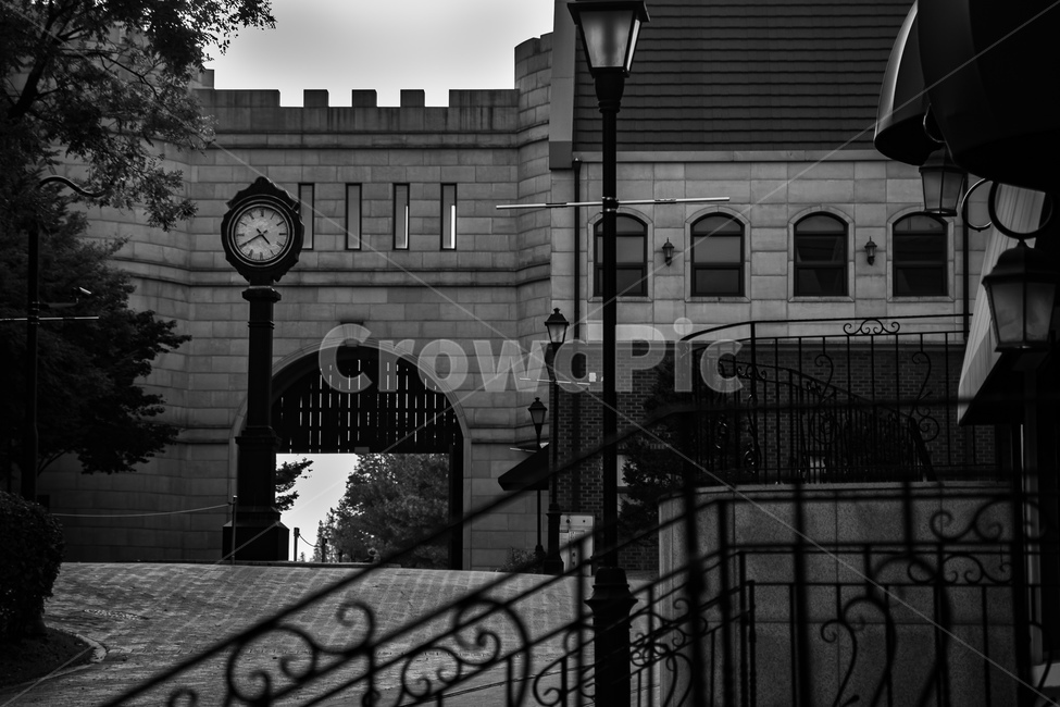 clocktower,시계탑,건축물,유럽,외국,흑백사진,감성,흑백,모노톤,monochrome,black and white