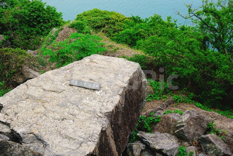 여행,travel,여행사진,국내여행,혼자여행,사진,여수,여수여행,배경사진,배경,이쁜사진,색감,색감좋은사진,풍경,풍경사진,향일암,원효,원효스님,좌선대,수행,자연,풍경,nature,landscape,종교,신앙,religion,belief,faith,ground,바닥