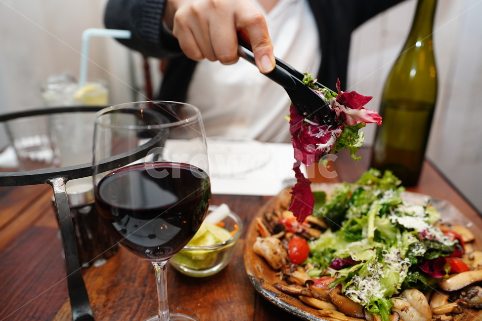 데이트,컵,컬러,색감,샐러드,와인,글라스,wine,음식,먹방,디너,외식,서양식,사람,인물,인간,human,person,신체일부,몸,body,음식,식재료,요리,food,cook,meal,dishes,food reserves,양식,서양음식,서양요리,western food,western dishes,western meal,western cook