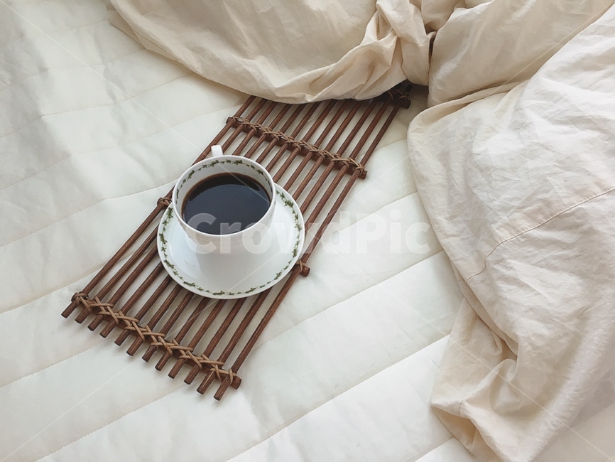 홈카페,내방,감성,커피,아늑한,homecafe,myroom,coffee,배경,cozy,감성사진,컵,커피잔,침대