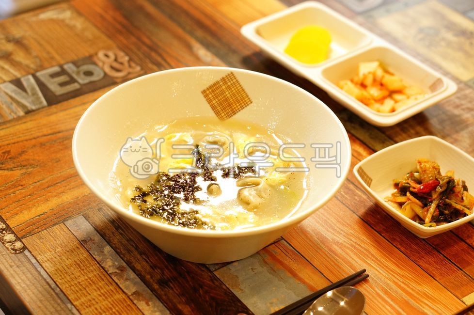plating,kimchi,koreanmeal,cook,holiday food,New Years food,seaweed,dumpling soup,plate,rice cake soup,bowl,food,koreancook,meal,side dish,Tteok and dumpling soup,dish,Korean food,koreanfood