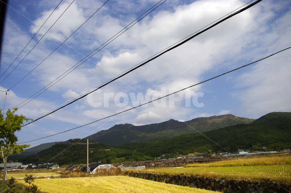 하늘,구름,전선,풍경,나무,산,자연,풍경,nature,landscape,시골,마을,country,rural,town,cable,케이블,power lines,전력선,electric transmission tower,송전탑,utility pole,전신주