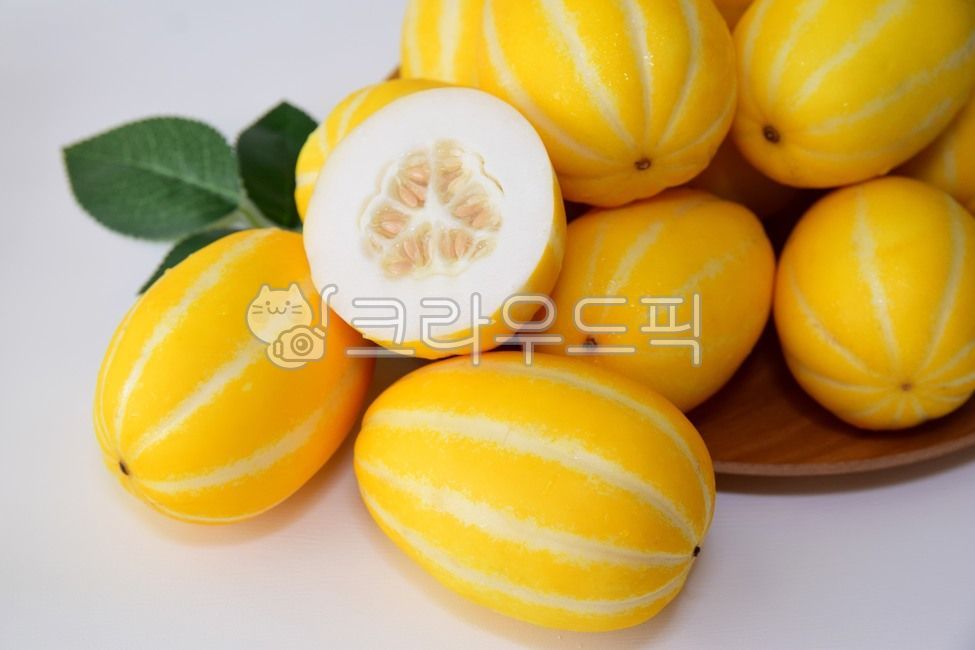 pretty,half,Fruit,summer fruit,fruit,Summer Photo Contest,yellow,plate,Agricultural products,delicious,summer food,food,dish,cutting,ingredients,yellow melon,melon,sweet,organic