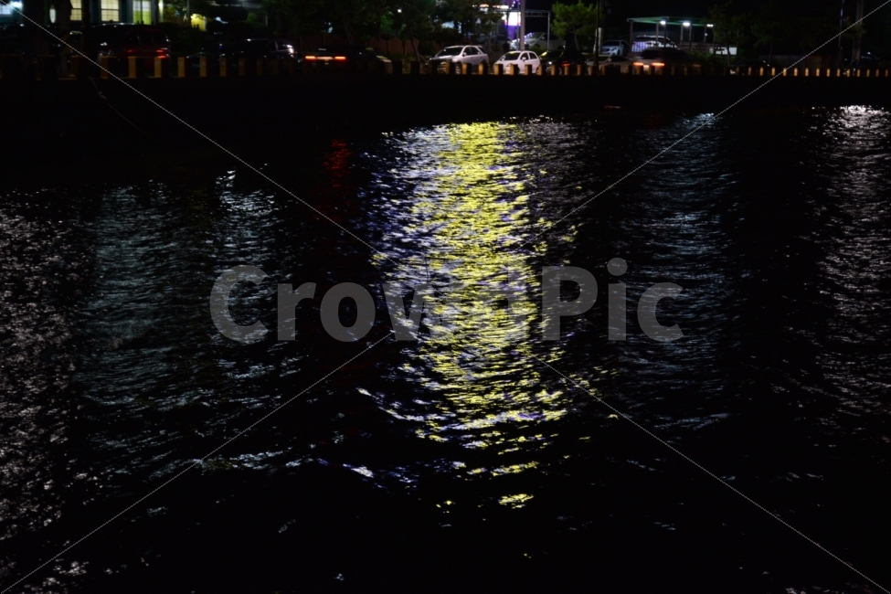 tide,ocean,night sea,Overflowing,Street lamp