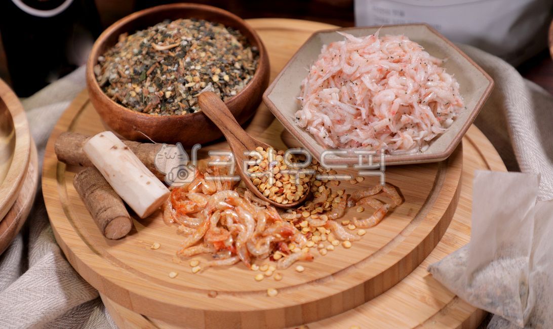 spices,pepper seeds,shrimp paste,ma,plating,ingredients,sauce,pepper seeds