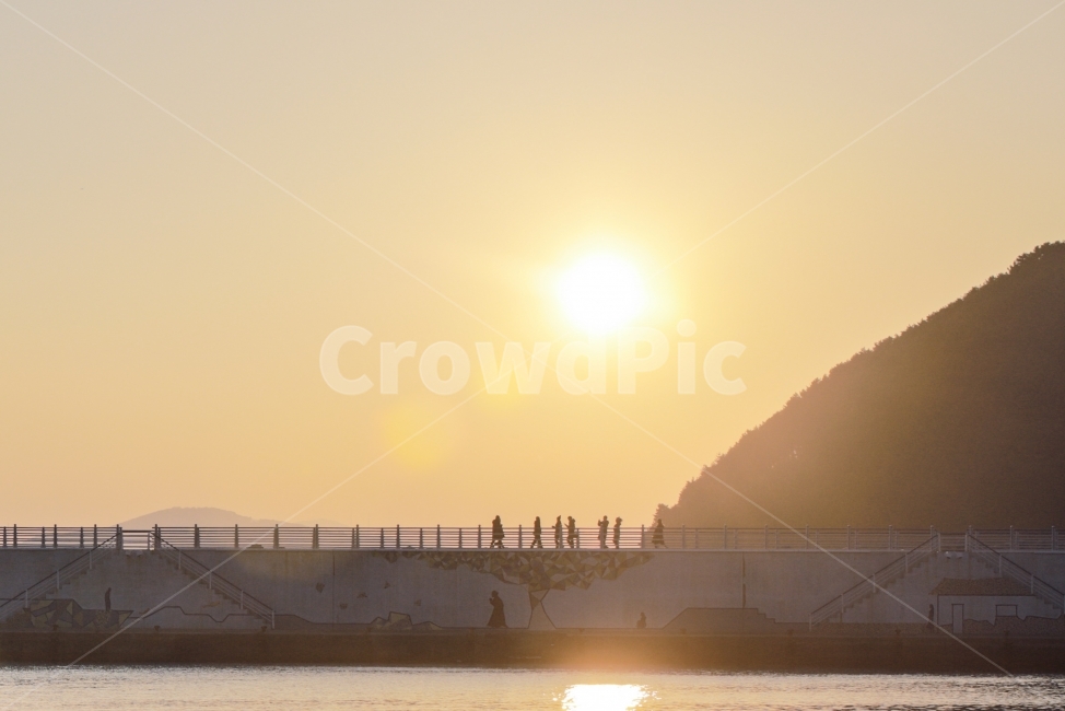 일몰,태양,바다,구름,산,자연,풍경,nature,landscape,사람들,대중,군중,other people,crowd,인물실루엣,사람실루엣,character silhouette,human silhouette,light,빛,flare,플레어,sunlight,햇빛