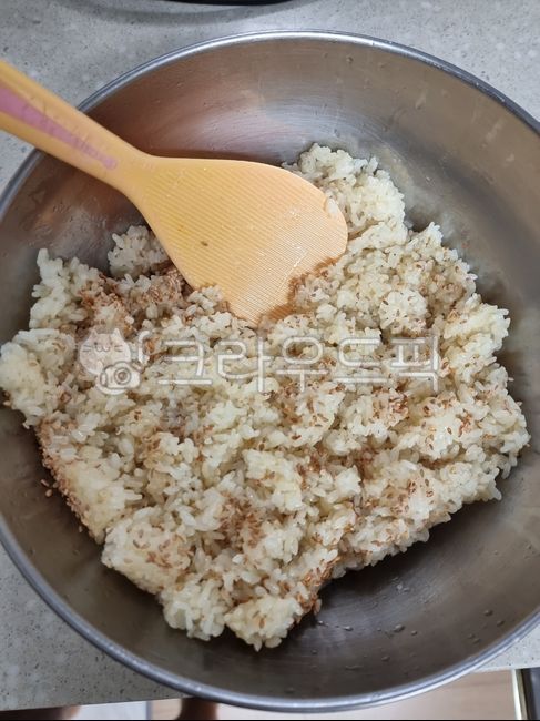 kimbap,Sesame salt,Sesame oil,rice,Lots of sesame seeds