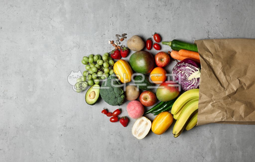 건강,쇼핑,쇼핑백,에코백,종이봉투,쏟아지는,흘러나오는,식재료,재료,음식,과일,채소,야채,플랫,탑뷰,백그라운드,여백,하이앵글,수직,플랫레이,신선,다양한,영양소,포토,브로콜리,참외,양배추,바나나,아보카도,사과,딸기