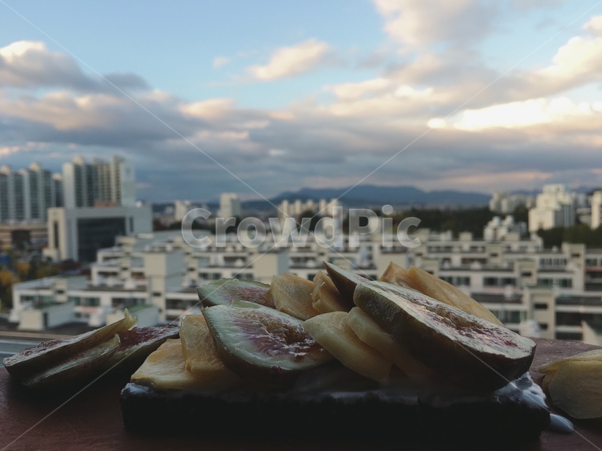 오픈토스트,홈쿡,창가,음식,감성,배경,감성사진,meal,homecook,창가풍경,저녁,skyview,무화과토스트,opentoast