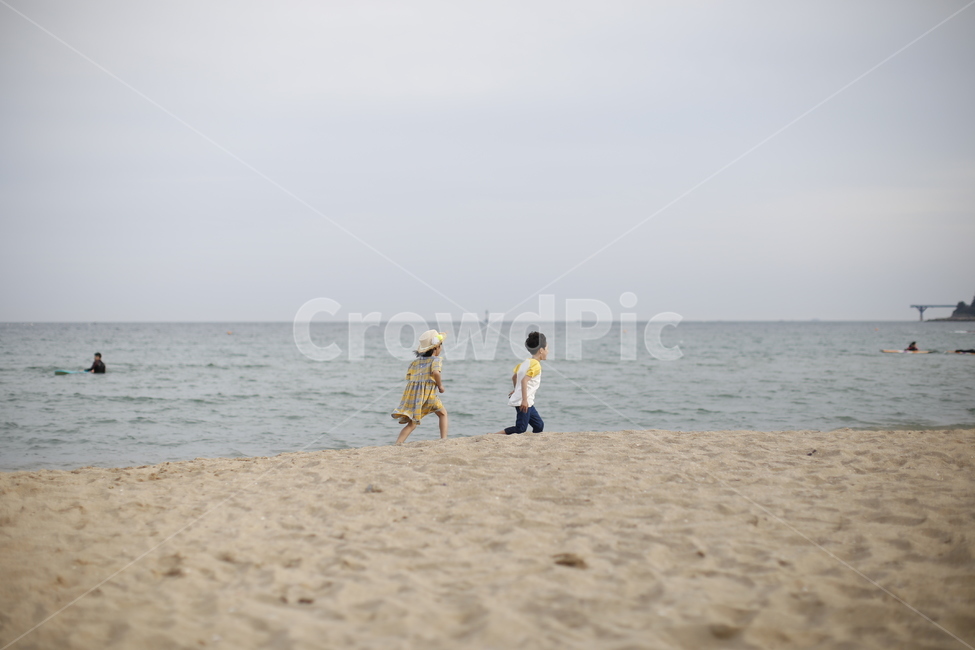 바다,부산,송정해수욕장,모래사장,조개,여자아이,노란원피스,남매,뒷모습,파도,달리기,sea,밀짚모자,조개껍데기,해변,바다,beach,sea,사람,인물,인간,human,person,어린이,어린아이,child,children,kid,여행,휴가,traveling,vacation,trip