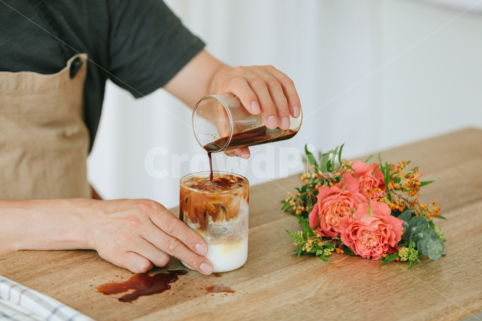 카페,커피,카페라떼,사람,아이스카페라떼,감성사진,감성,휴식,여유,힐링,신체일부,몸,body,커피,카페,coffee,cafe