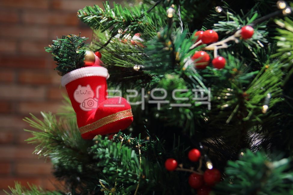 크리스마스,크리스마스트리,트리,트리장식,장식품,크리스마스장식,크리스마스배경,accessories,부속품,나무,tree,전나무,conifer,오너먼트,공,빨간색,초록색,레드,그린,반짝이는,조명,전구,알전구,빛나는