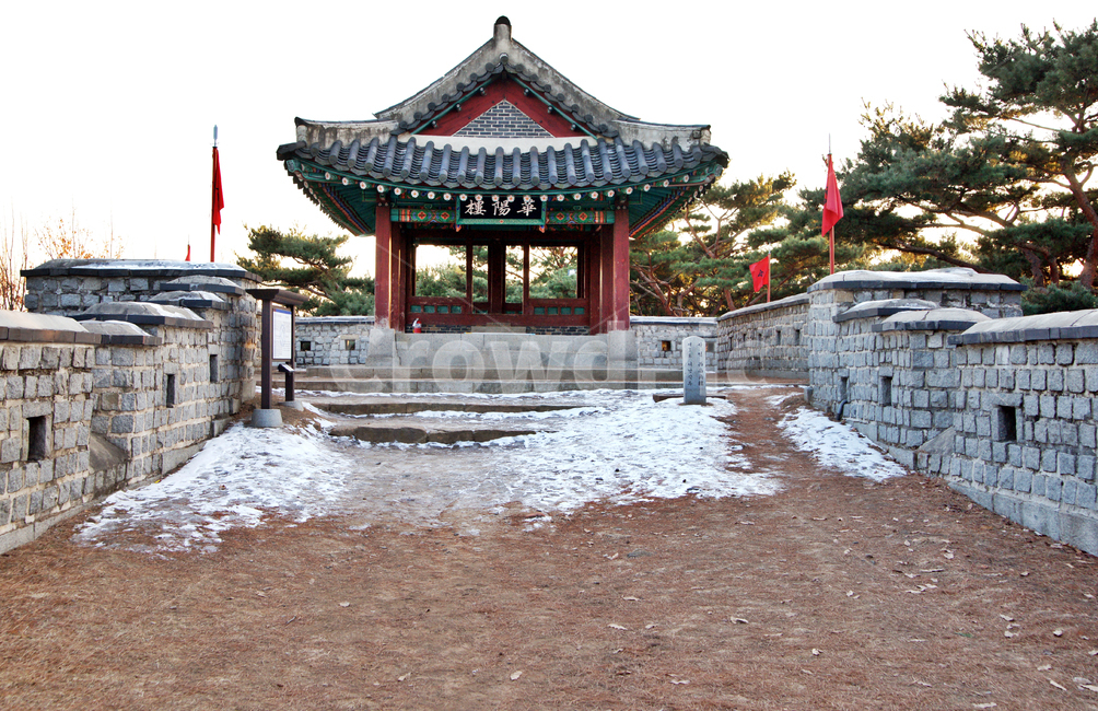 화양루,서남각루,외성,누각,수원화성,화성,수원,유네스코세계문화유산,고건축,용도,성벽,겨울,계절,winter,season,한국전통,한국문화,korean traditional,korean culture,건축물,건물외관,exterior,building,structure,architecture,construction