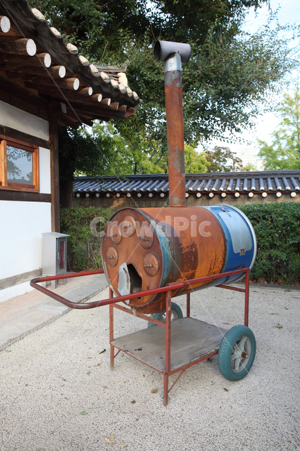 utensil,barrel,chimney,sweet potatoes,business,retro,roasted sweet potatoes,winter,tools,cart,food,street food,memories,60s,Roasted sweet potato container,70s,snacks,National Folk Museum,sweet potato container,street vendor