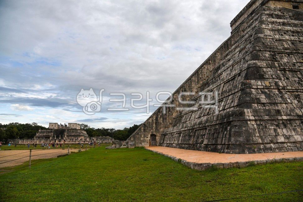 nature,Chichen Itza,warrriors,chichenitza,historic site,building,maya,rock,mexico,blue,Yucatan,ruins,plant,pyramid,Maya,sight,Mexico,temple,vine,yucatan,landscape