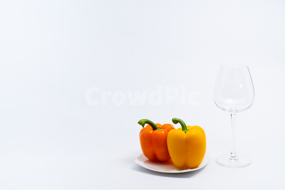 접시,그릇,도자기,와인잔,유리잔,투명한,배경,주황색,하얀색,채소,야채,식재료,다이어트,건강한,칼로리,식단,안주,알콜,주류,차가운,담백한,딱딱한,쥬스,항산화,정돈된,농사,깨끗한,수분,정물,스튜디오,접사,음식,비타민,반찬,파프리카,노란색,녹색,채소,야채,vegetables,사물,물건,오브젝트,thing,object,matter,연출,컨셉,콘셉,direction,concept