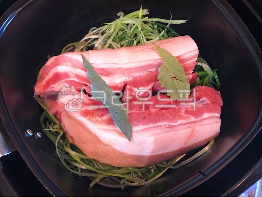 월계수잎,통삼겹,통삼겹살,삼결살,고기,에어프라이어요리,에어프라이어구이,에어프라이어,꼬기,에어프라이어통삼겹구이,파,돼지고기,food,음식,요리,안주,술안주,먹방,구이,통구이