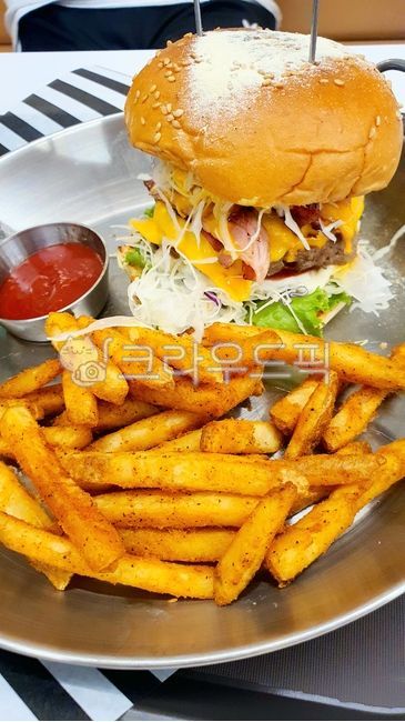 햄버거,수제햄버거,감자튀김,fries,음식,food,버거,burger