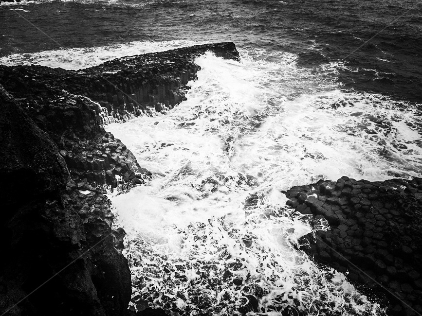 바다,파도,물결,바위,주상절리,돌,흑백,sea,wave,water,stone,rocks,blackandwhite,black,dark,자연,풍경,nature,landscape,흑백,모노톤,monochrome,black and white,ocean,대양,물,outdoors,옥외