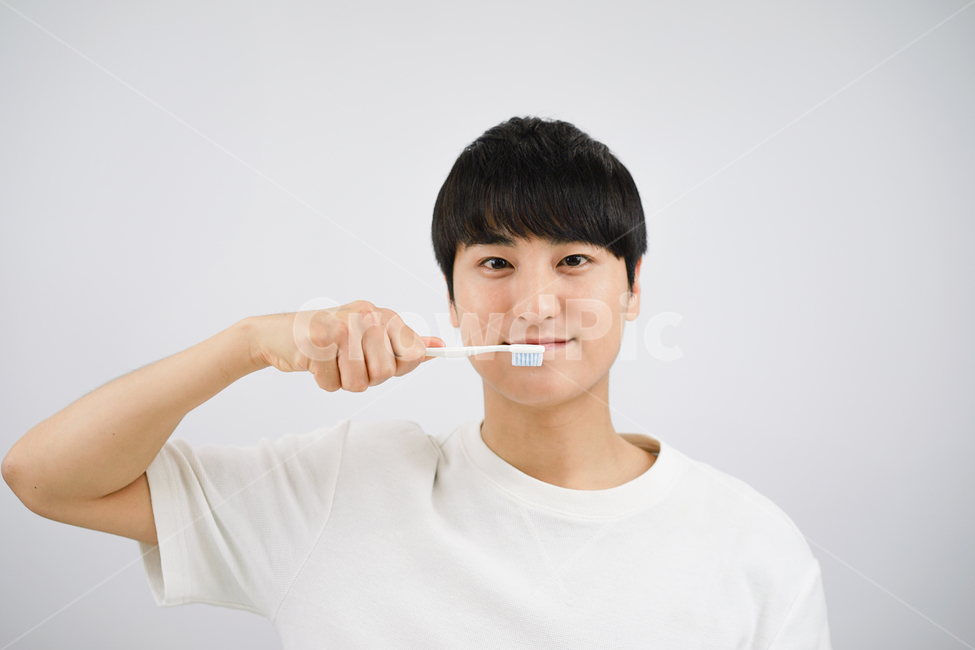 남자,뷰티,양치,양치질,칫솔,남성,그루밍족,사람,인물,인간,human,person,남성,남자,man,male
