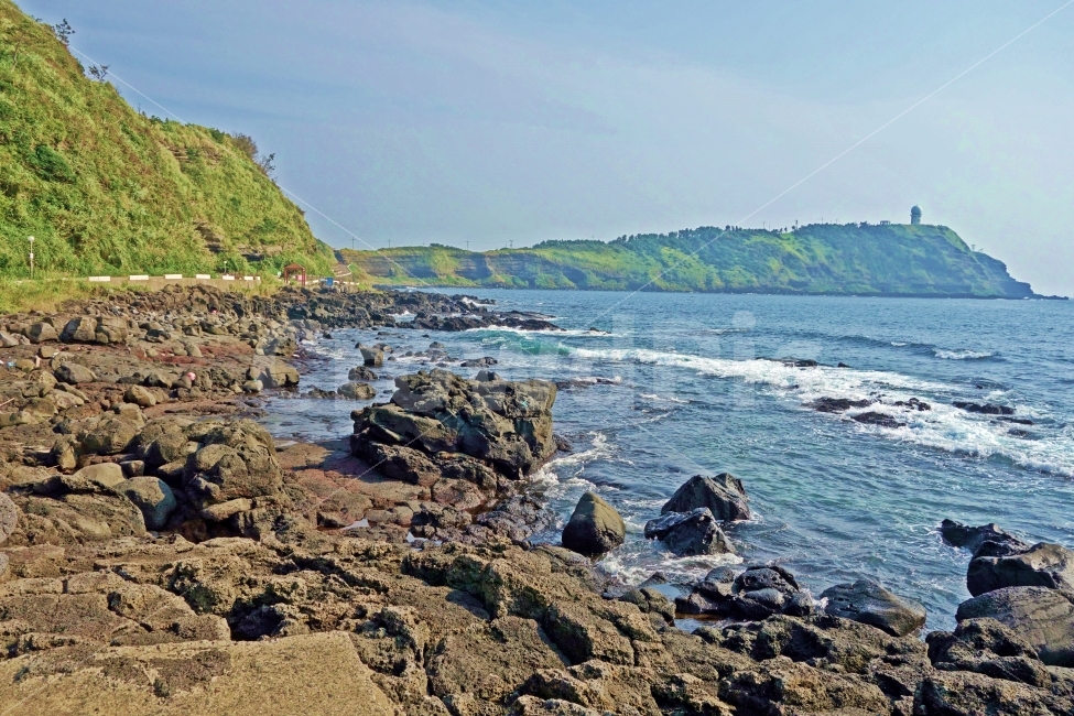 제주도,엉알해안산책로,수월봉,현무암,파도,흰,구름,하늘,푸른,바다,산책,산책로,해안,바닷가,엉알,바위,돌,자연,풍경,nature,landscape,제주도,jeju,jeju island,promontory,곶,outdoors,옥외,water,물,ocean,대양,sea