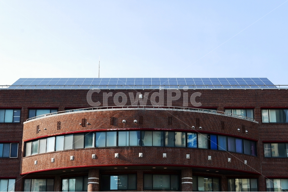 태양광패널,태양광발전,패널,태양광,발전,전기,생산,건물,빌딩,사람없슴,시설,시설물,설비,설치물,상가,공원,학교,기숙사,원룸,오피스텔,집단,공동,공동사용,공용,태양,해,전기패널,전기생산,소규모,공공건물,한전,전력,하늘,구름,햇빛,자연광,나무,패널조립,조립,금속,안테나,옥상,창문,유리,벽돌,붉은벽돌,현관,꼭대기,에너지,산업,industry,industrial,에너지산업,energy industry,건축물,건물외관,exterior,building,structure,architecture,construction,roof,지붕