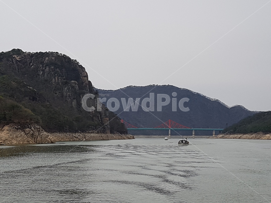 호수,나무,바위,하늘,물결,산,바위산,자연,풍경,nature,landscape,cliff,낭떠러지,outdoors,옥외,promontory,곶