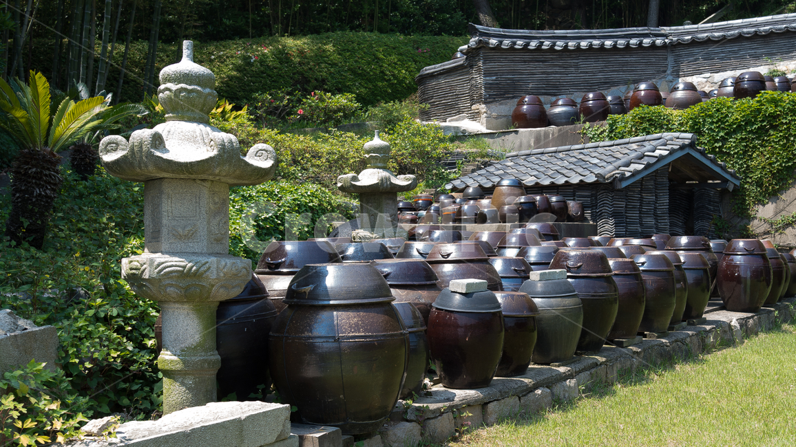 사찰,절,사찰풍경,절풍경,장독대,장독,항아리,기와집,여름,녹색,초록,석탑,돌탑,옹기,불교,한국전통,한국문화,전통,landscape,summer,green,koreatraditional,koreaculture,temple,season,flower,plants,roofed house