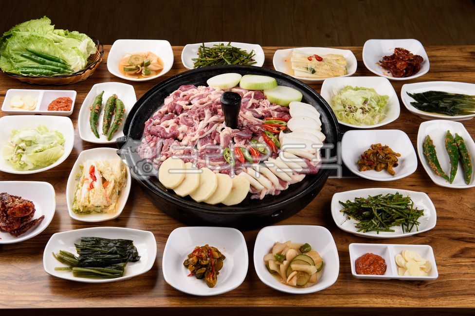 오리불고기,오리고기,오리,구이,솥뚜껑,화로,감자,떡,야채,버섯,양파,고추,반찬,김치,샐러드,한식,한국스타일,맛있는,고기,식사,요리,음식,건강한,건강식