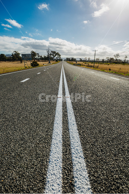 호주,타즈매니아,australia,tasmania,푸른하늘,sky,길,차길,도로,인도,road,carroad,낮은구름,나무,차도,see,hot,아스팔트,맑음,구름,언덕,맑은날,중앙,차선,직진,직선길,바닥,뻗은길,긴,자연,풍경,nature,landscape,asphalt