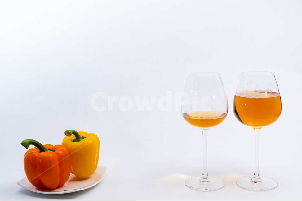 접시,그릇,도자기,와인잔,포도주,맥주,커플,유리잔,투명한,배경,주황색,노란색,하얀색,채소,야채,식재료,다이어트,건강한,칼로리,식단,안주,알콜,주류,차가운,담백한,딱딱한,쥬스,항산화,정돈된,농사,깨끗한,수분,정물,스튜디오,접사,음식,비타민,반찬,파프리카,탄산,채소,야채,vegetables,술,주류,alcohol,사물,물건,오브젝트,thing,object,matter